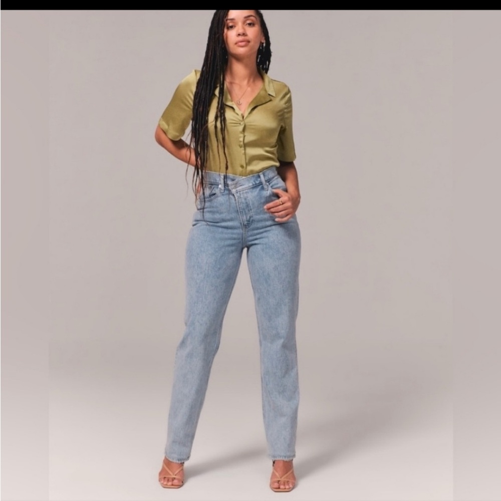 Abercrombie & Fitch 90s Ultra High Rise Slim Straight Jean Size 36 / 22 NWT